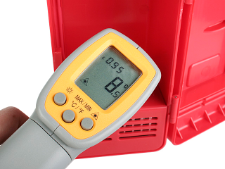 Illustration for article titled USB Mini Fridge Chills Drinks Fast Right at Your Desk